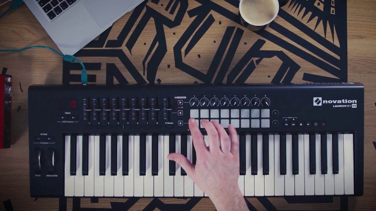 co-nen-mua-launchkey-49-mk2-khong