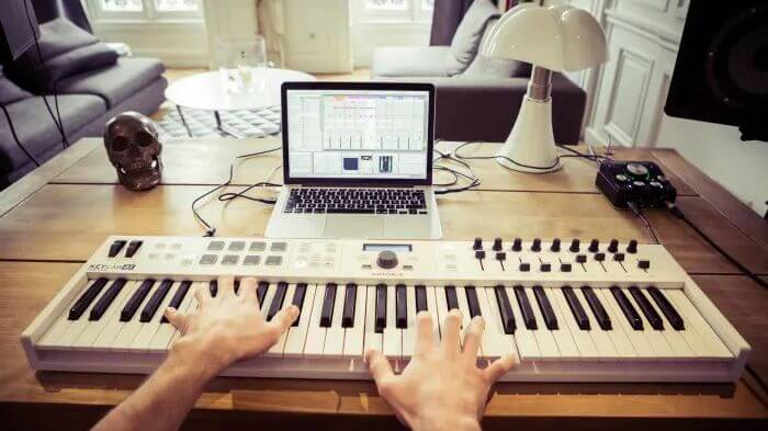 mua-midi-controller-61-chinh-hang-o-dau