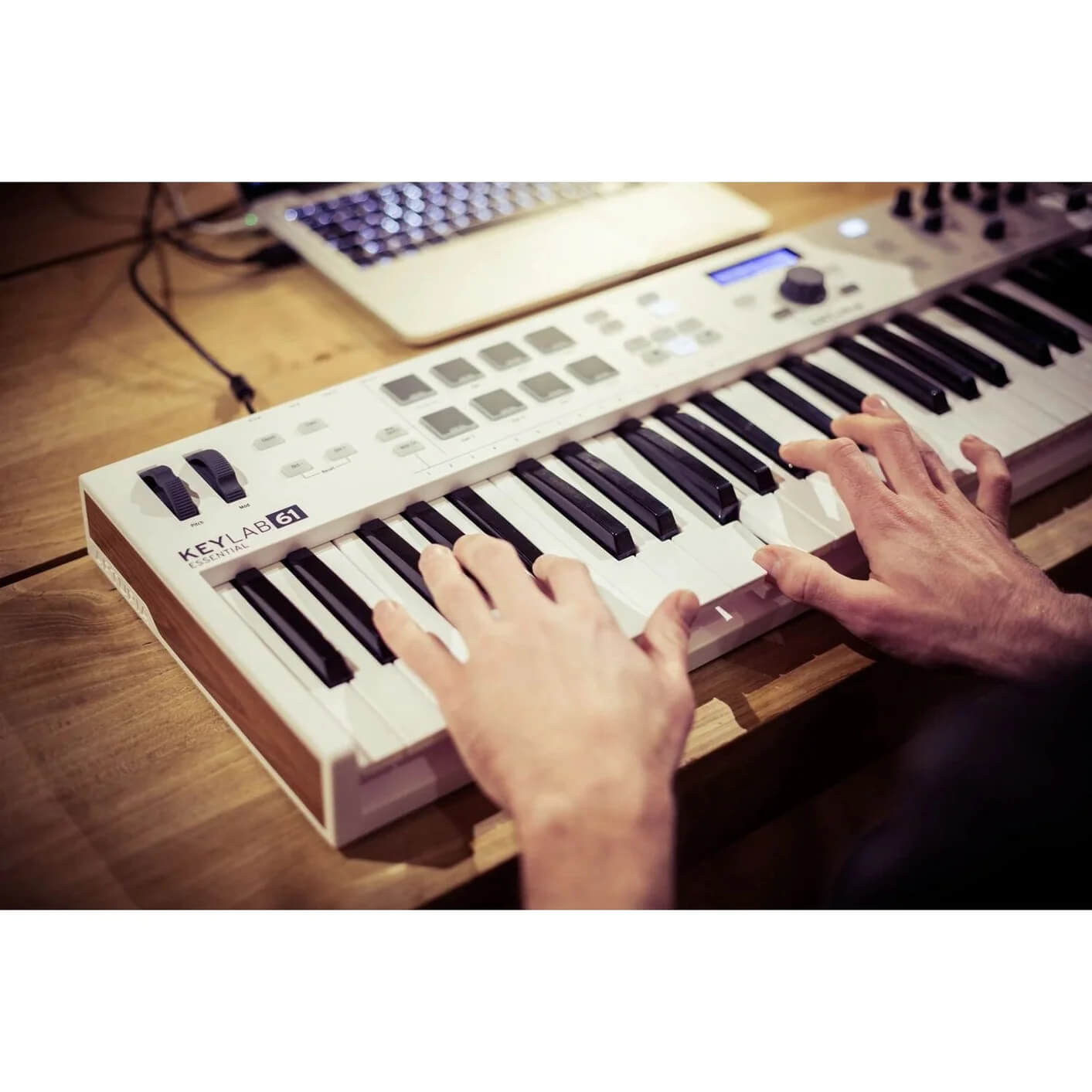 tai-sao-nen-mua-midi-keyboard-controller-arturia-keylab-essential-61