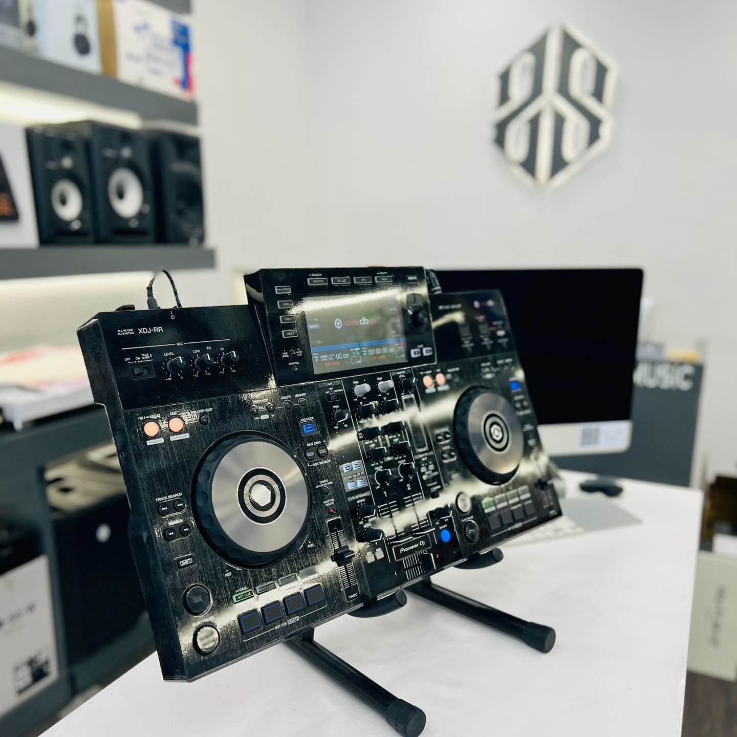 ddj-1000-vs-xdj-rr-so-sanh-cu-the