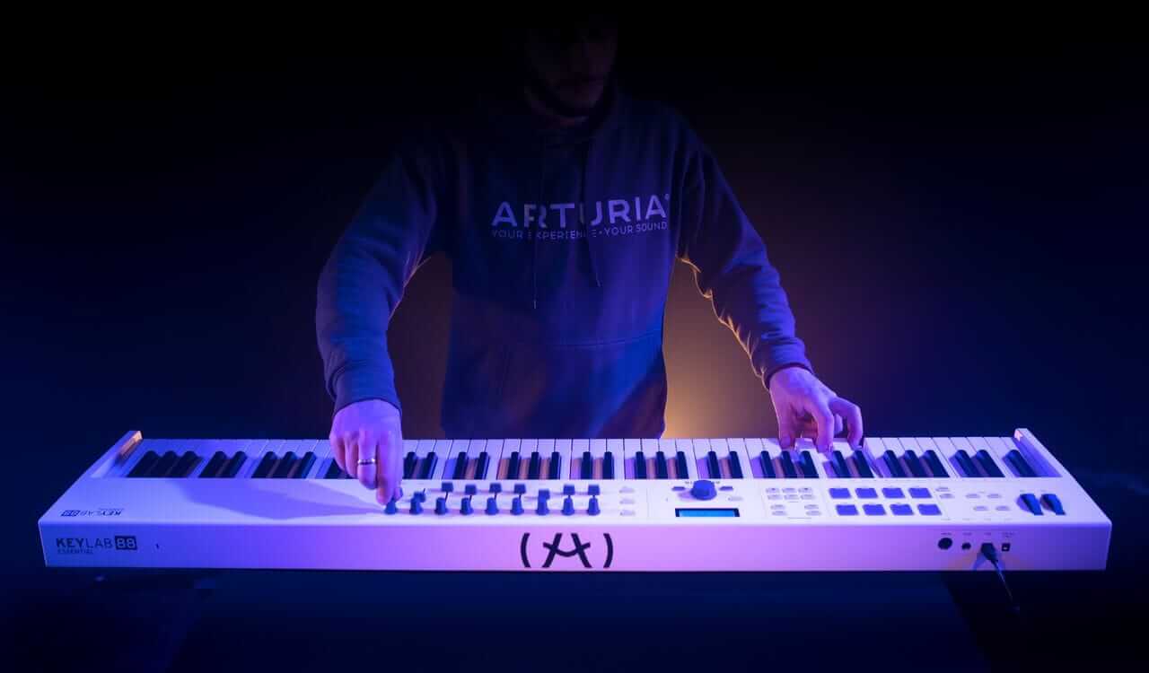 Thiết kế sang trọng và trẻ trung của Arturia KeyLab Essential 88 MK2 vs MK3