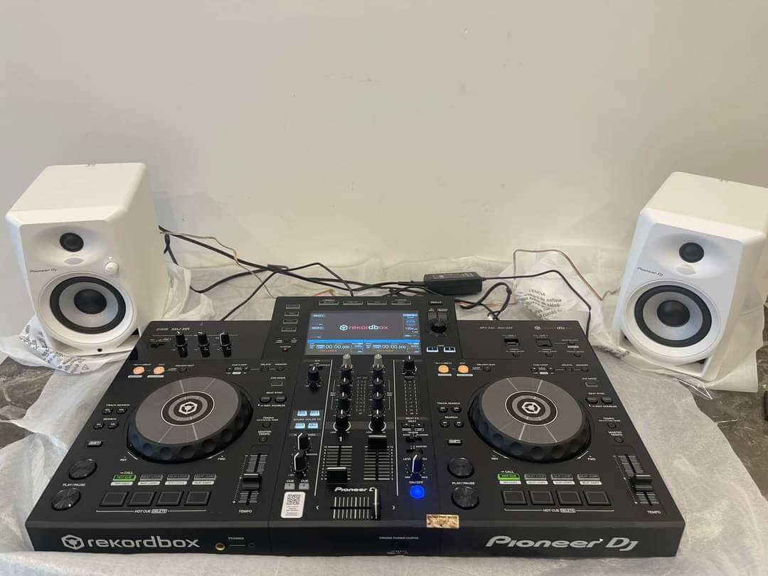 xdj-rr-vs-ddj-400-chinh-hang-tai-2s-music-shop