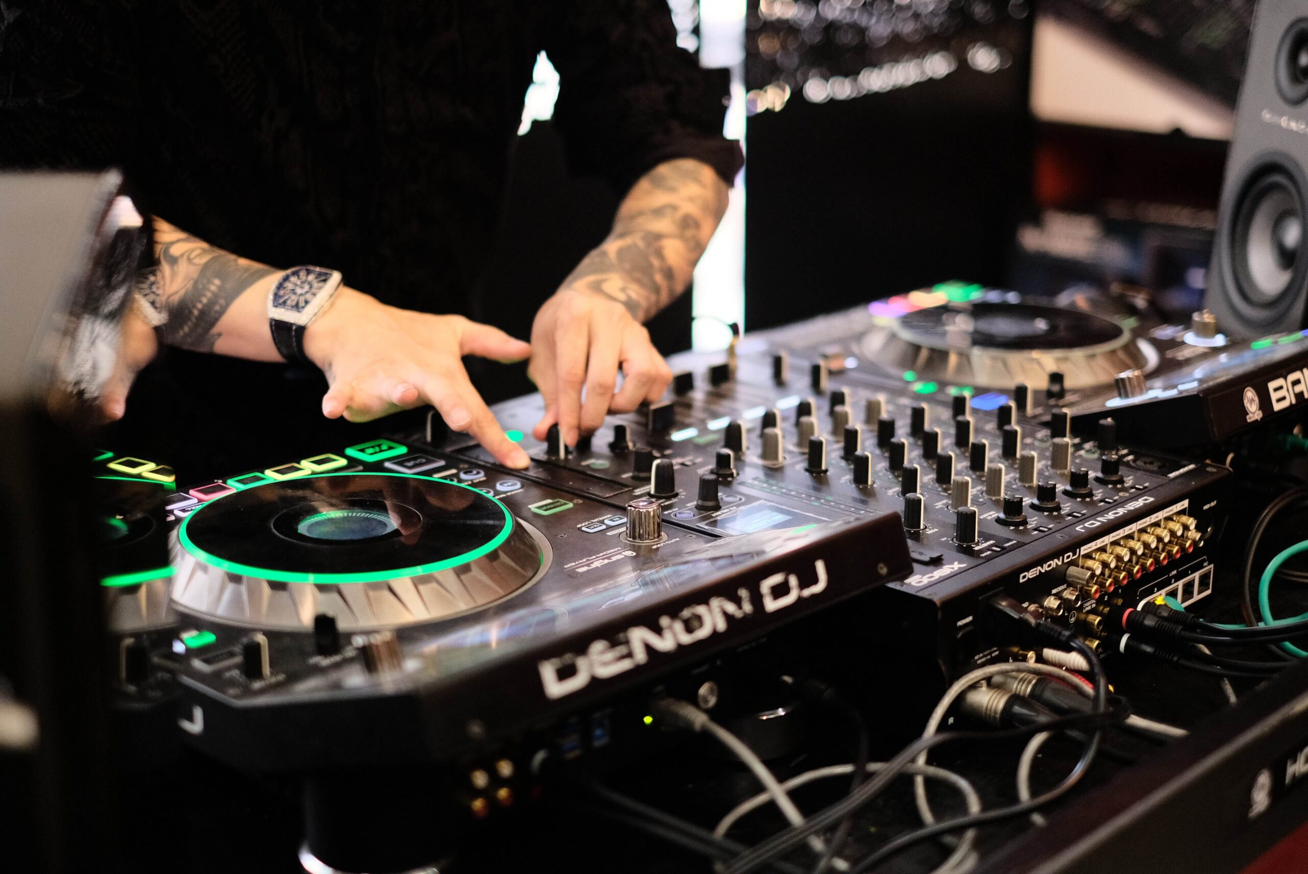 cac-nut-tren-ban-dj-2s-music-shop