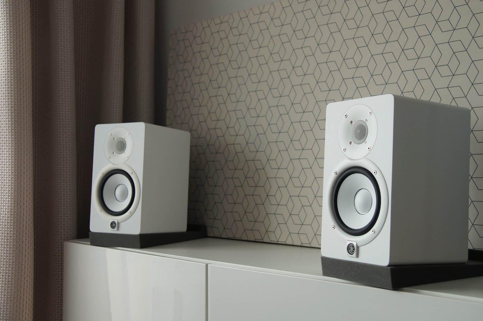 loa-kiem-am-yamaha-hs5-white-chinh-hang