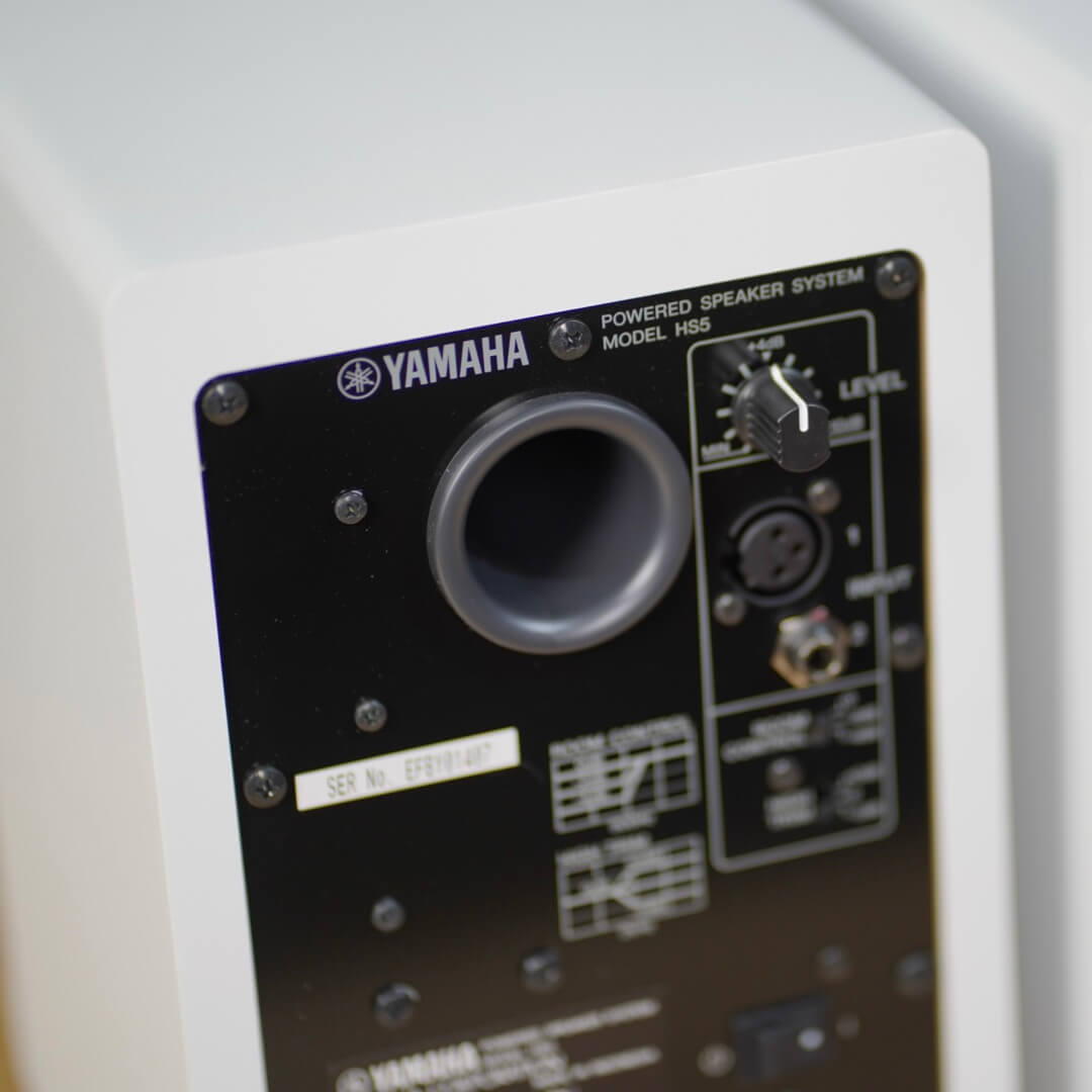 mat-sau-chi-tiet-cua-loa-kiem-am-yamaha-hs5-white-chinh-hang